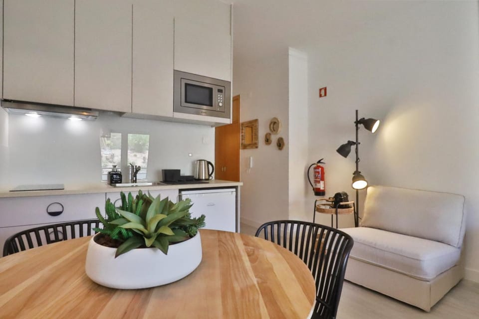 Kitchen or kitchenette, Living room, Seating area, Dining area, minibar, oven, stove