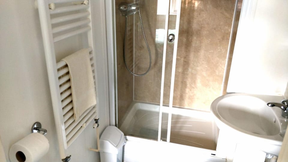 Shower, Toilet, Bathroom, internet, towels, towels