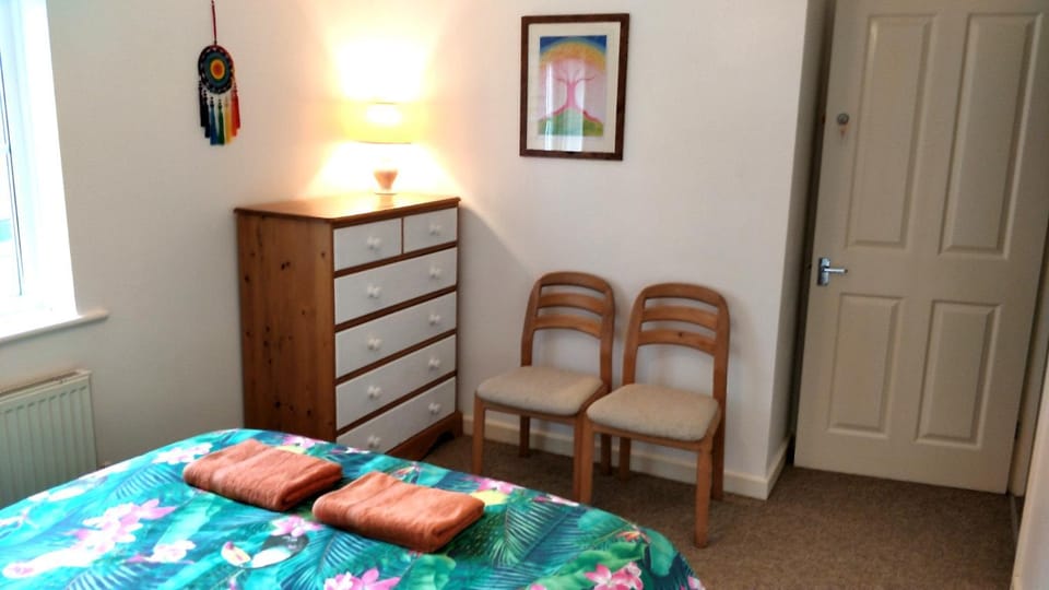 Bed, Photo of the whole room, Seating area, Bedroom, internet, towels, towels, wardrobe