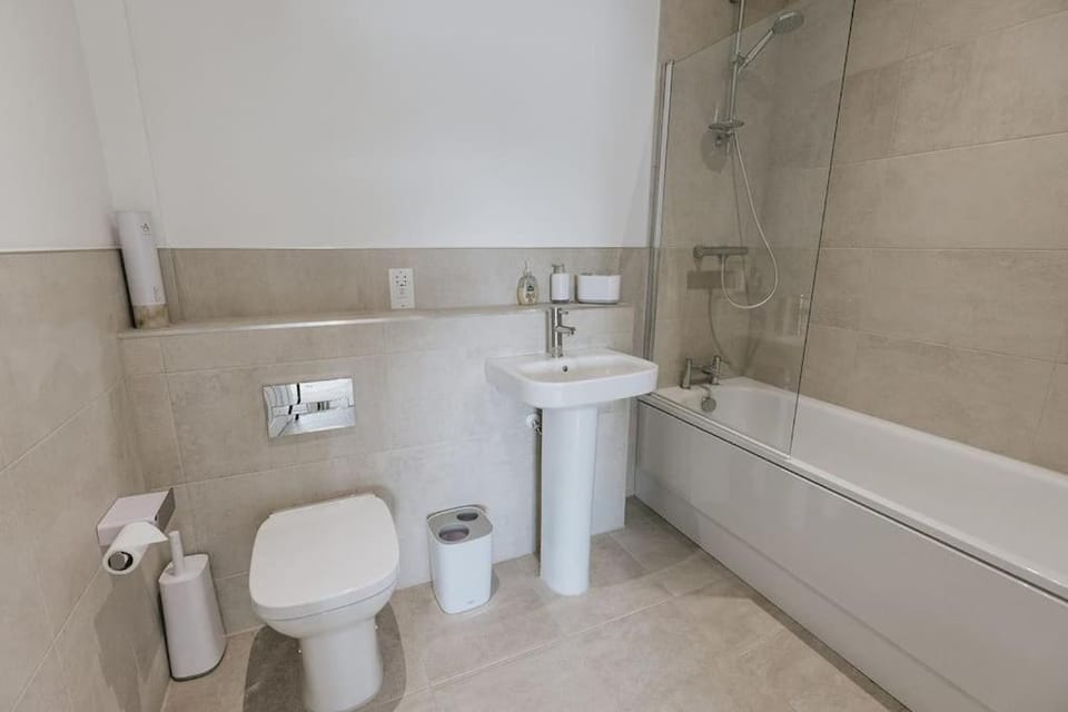 Shower, Toilet, Bathroom, Bath, towels
