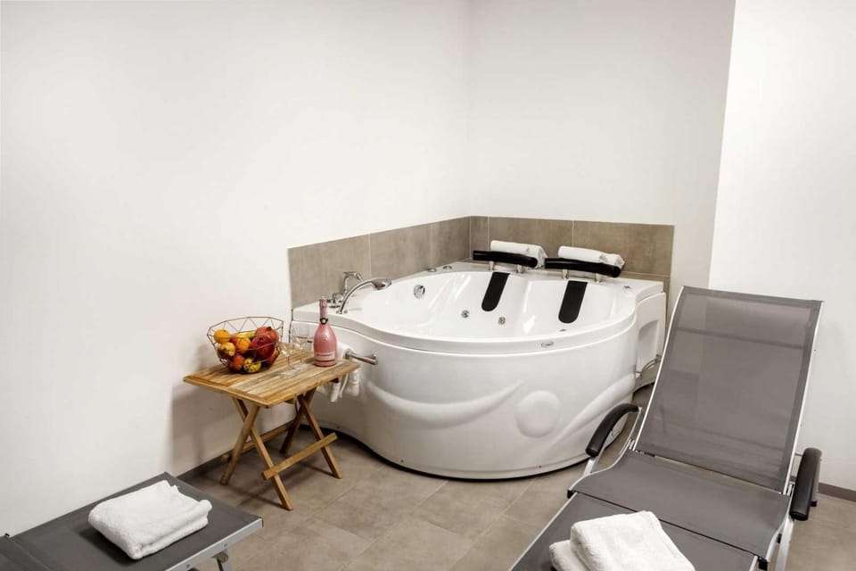 Hot Tub, Spa and wellness centre/facilities
