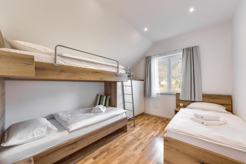 Bed, Photo of the whole room, Bedroom, bunk bed, towels