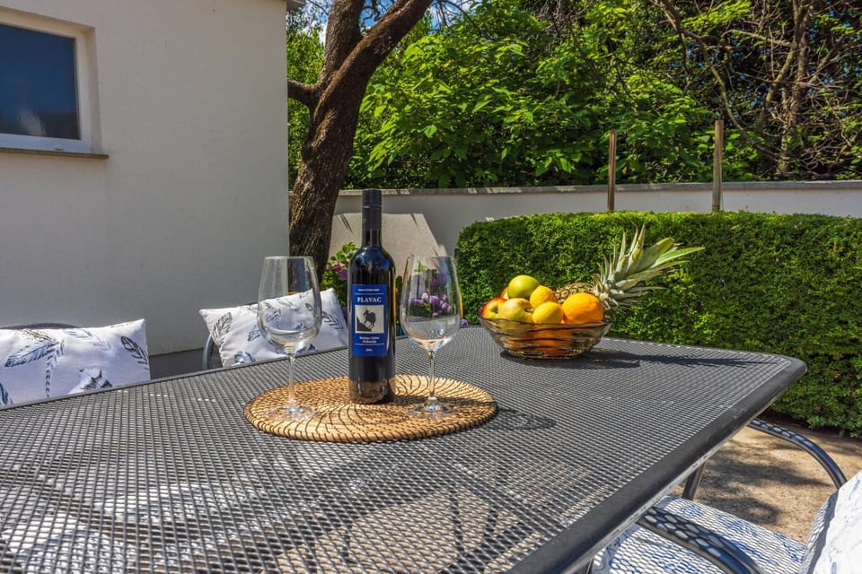 Garden, Food and drinks, Seating area