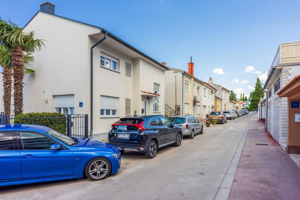 Property building, Neighbourhood