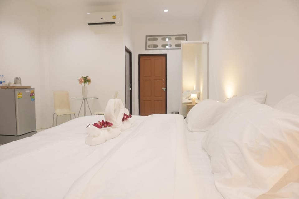 Bed, Photo of the whole room, Bedroom, air conditioner