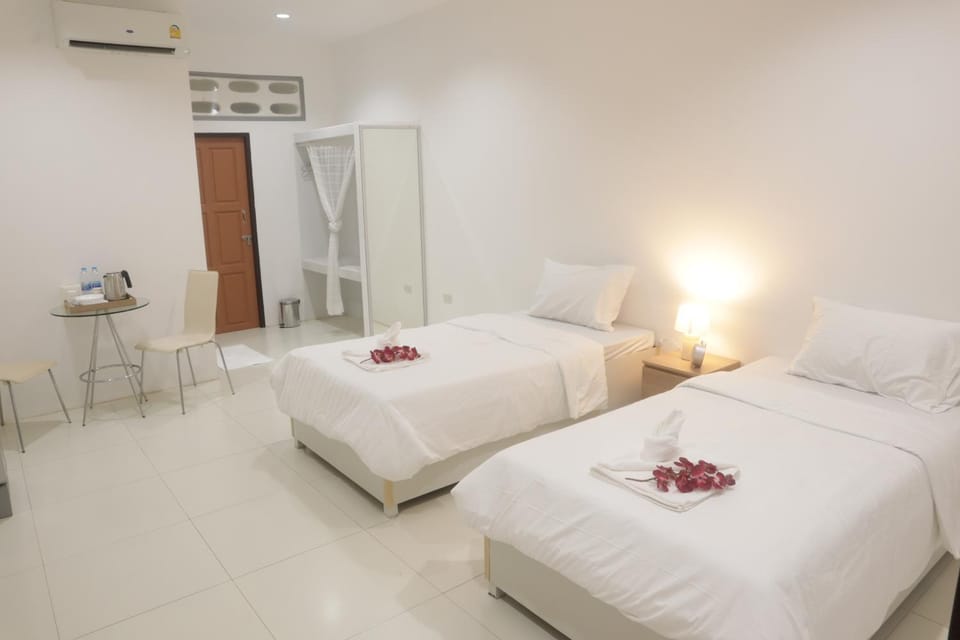 Bed, Photo of the whole room, Bedroom, air conditioner