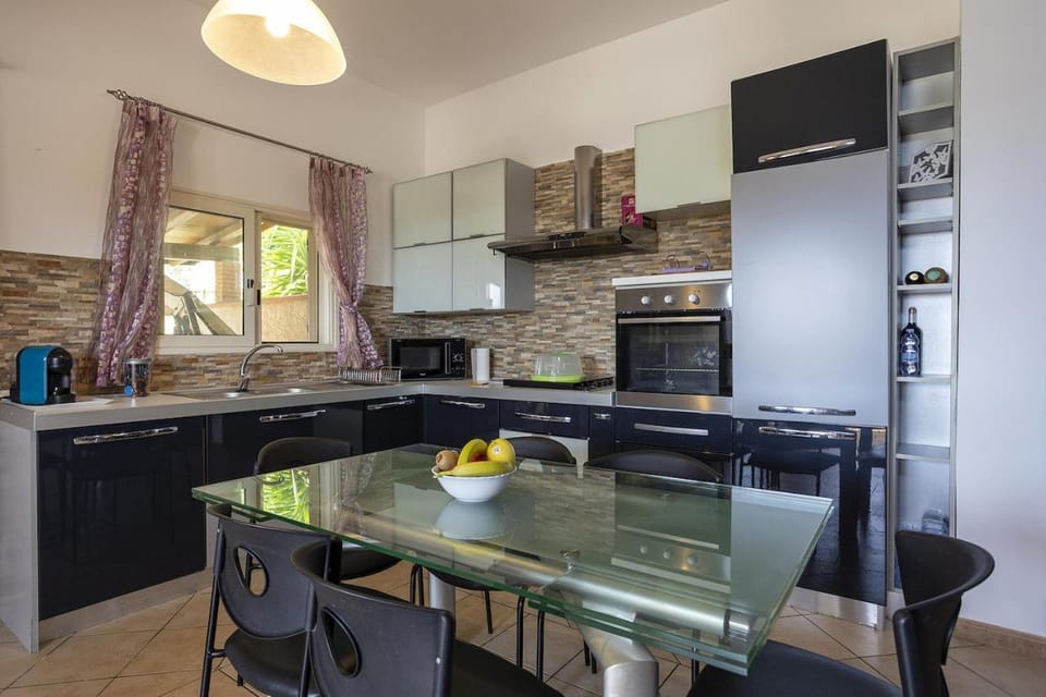 Kitchen or kitchenette, Kitchen or kitchenette, Dining area, dishwasher, minibar, oven, pet friendly, stove, washing machine, dryer