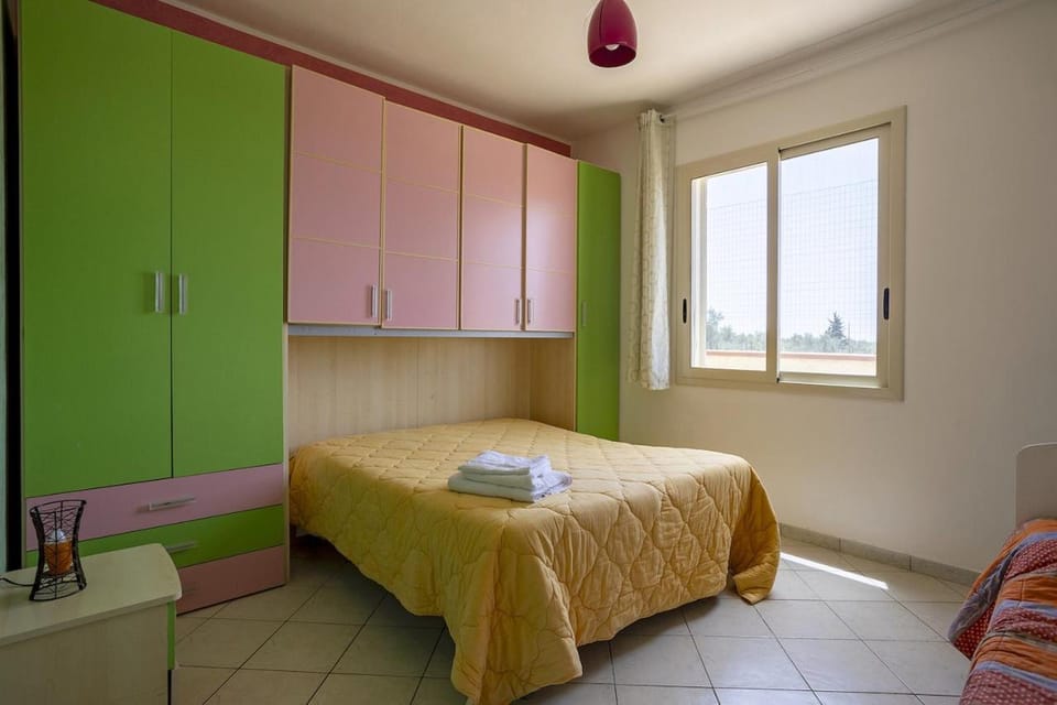 Bed, Bedroom, Breakfast, towels, wardrobe