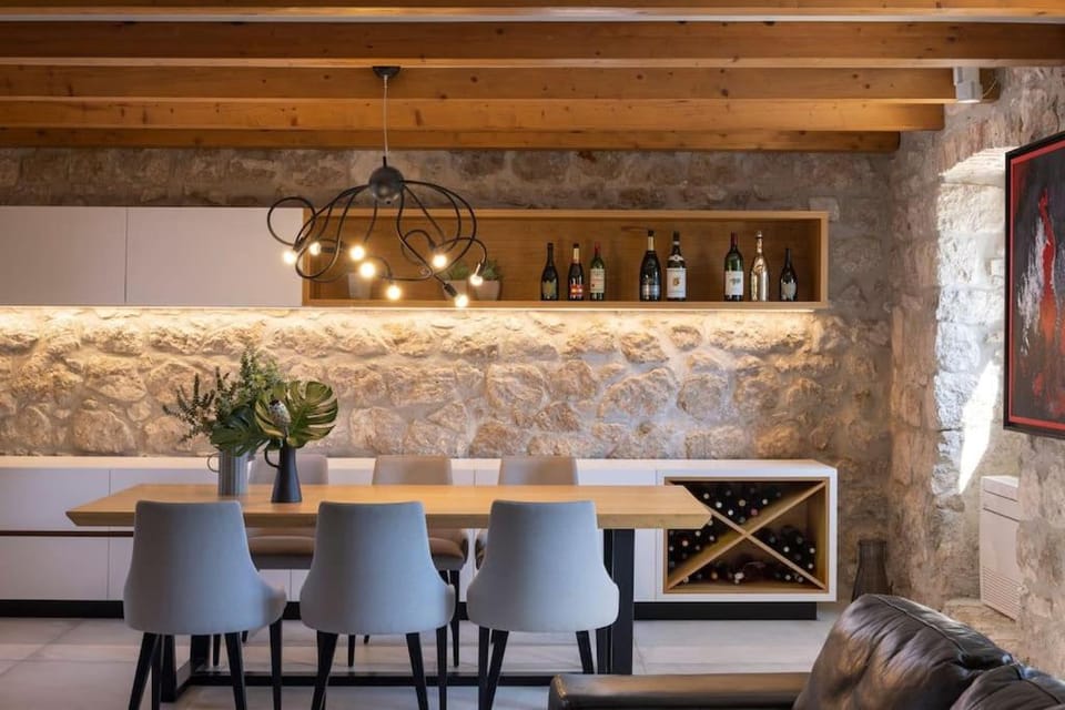 Food and drinks, Seating area, Dining area