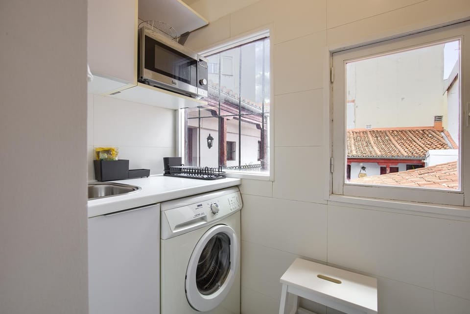 Kitchen or kitchenette, minibar