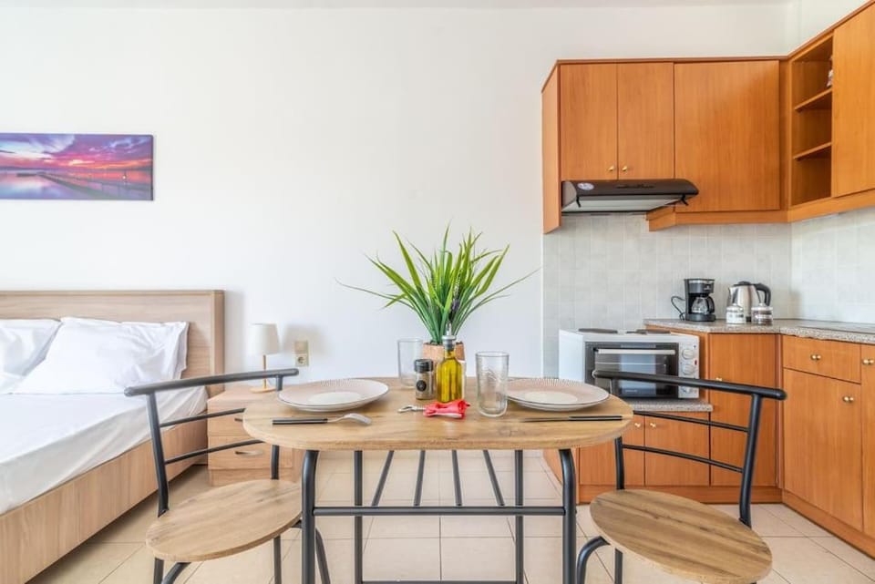 Bed, Kitchen or kitchenette, Dining area