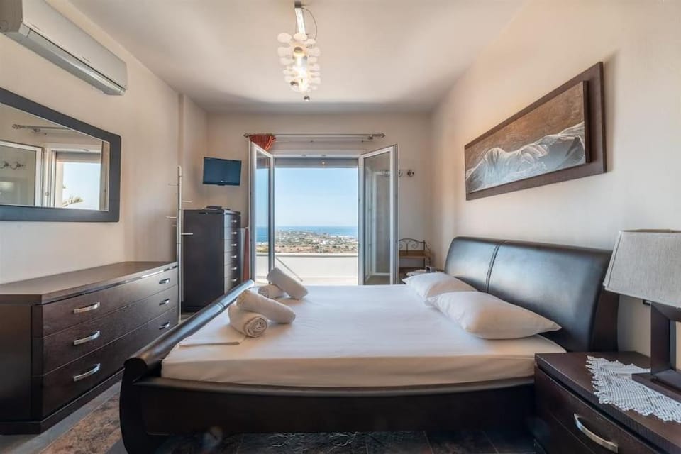 Bed, Natural landscape, TV and multimedia, Photo of the whole room, Bedroom, air conditioner