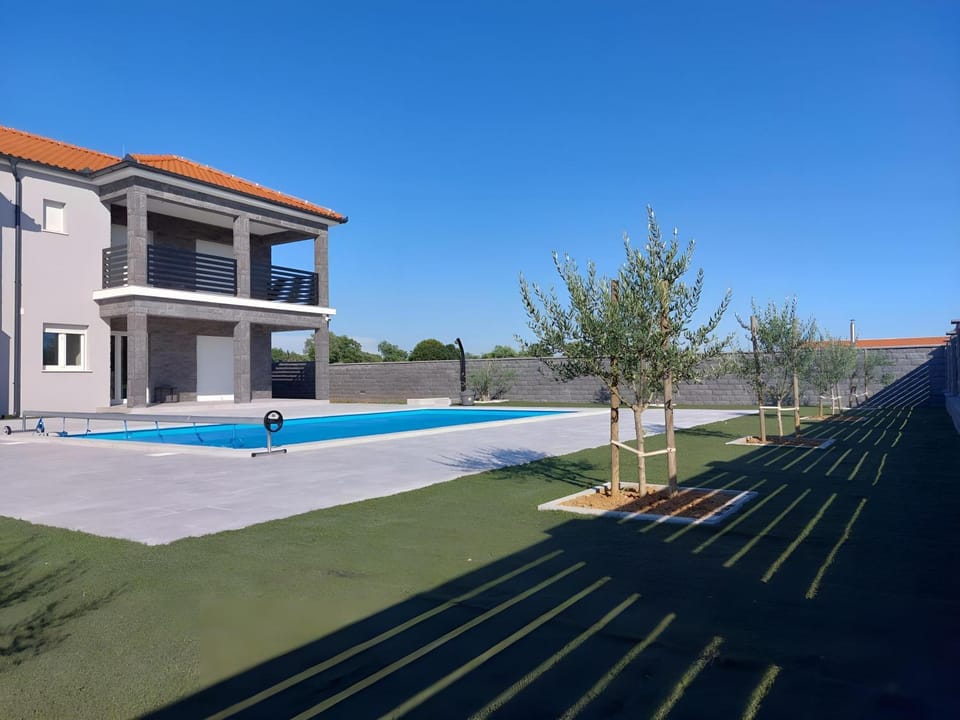 Property building, Day, Garden, Pool view, Swimming pool, Swimming pool