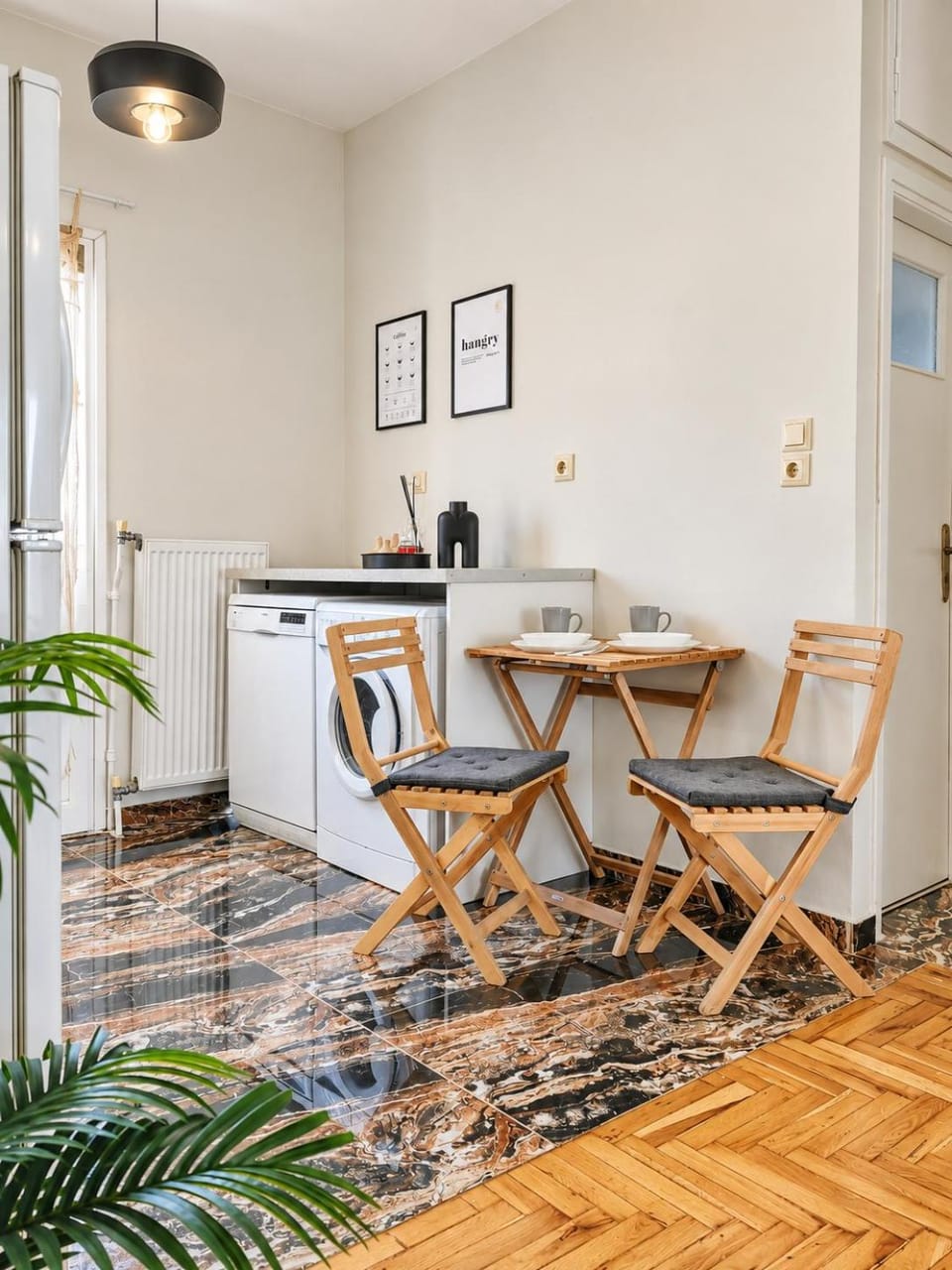 Kitchen or kitchenette, Dining area