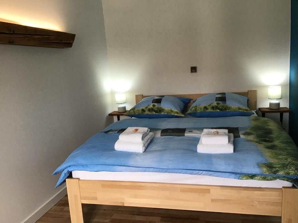Bed, Bedroom, towels