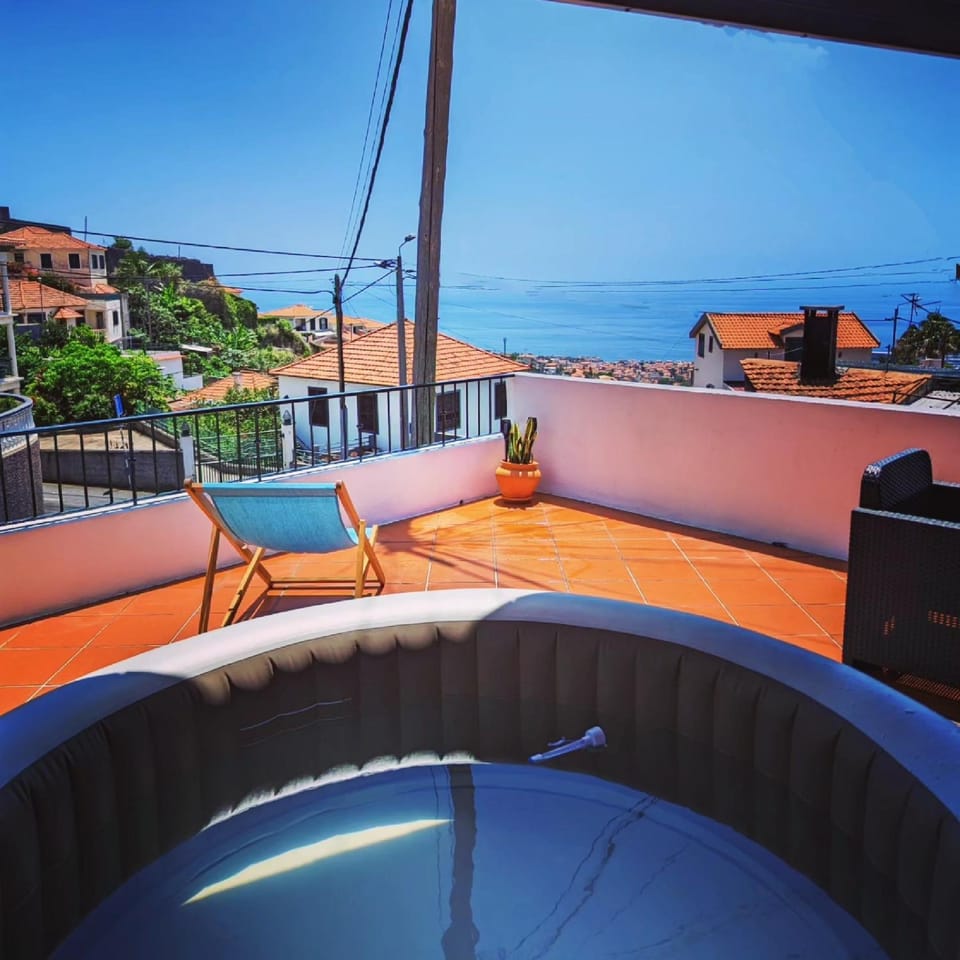 Balcony/Terrace, Spa and wellness centre/facilities, Landmark view, Sea view, sunbed