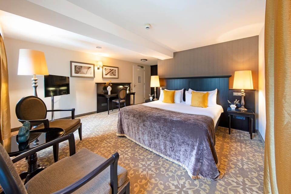 Bed, TV and multimedia, Seating area, Bedroom