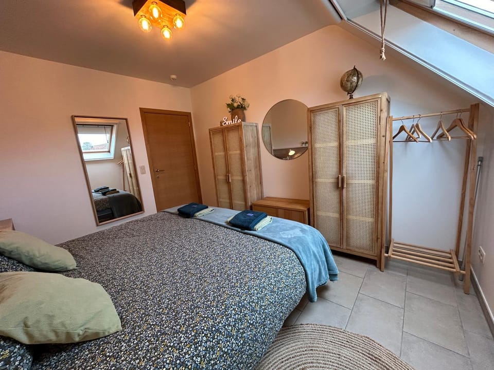 Photo of the whole room, Bedroom, bunk bed, towels