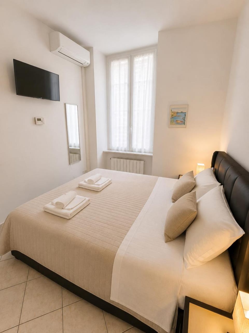 Bed, TV and multimedia, Photo of the whole room, Bedroom, towels, air conditioner