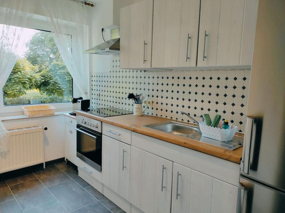 Kitchen or kitchenette, minibar, stove