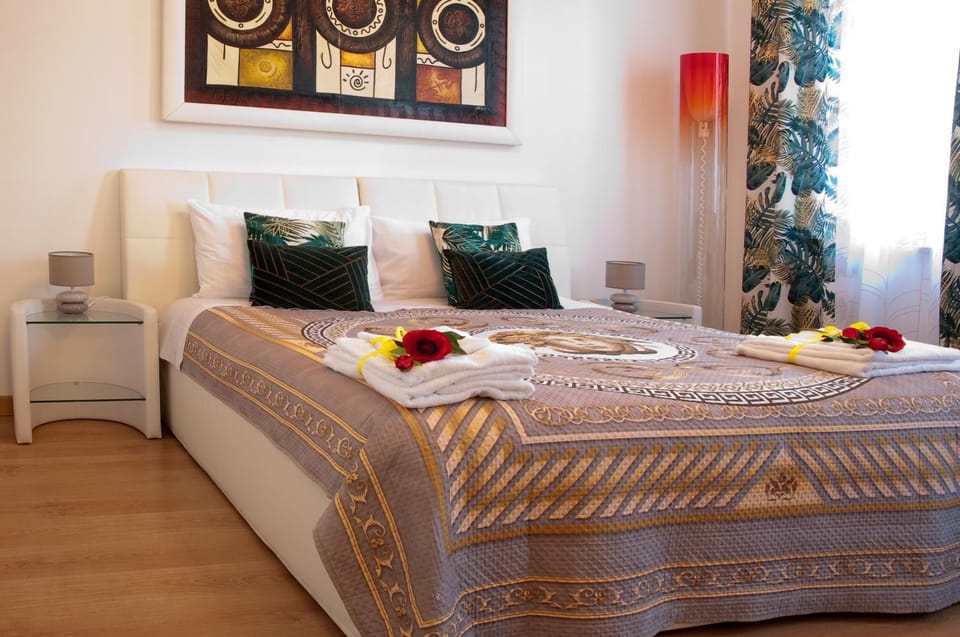 Bed, Photo of the whole room, Bedroom, towels