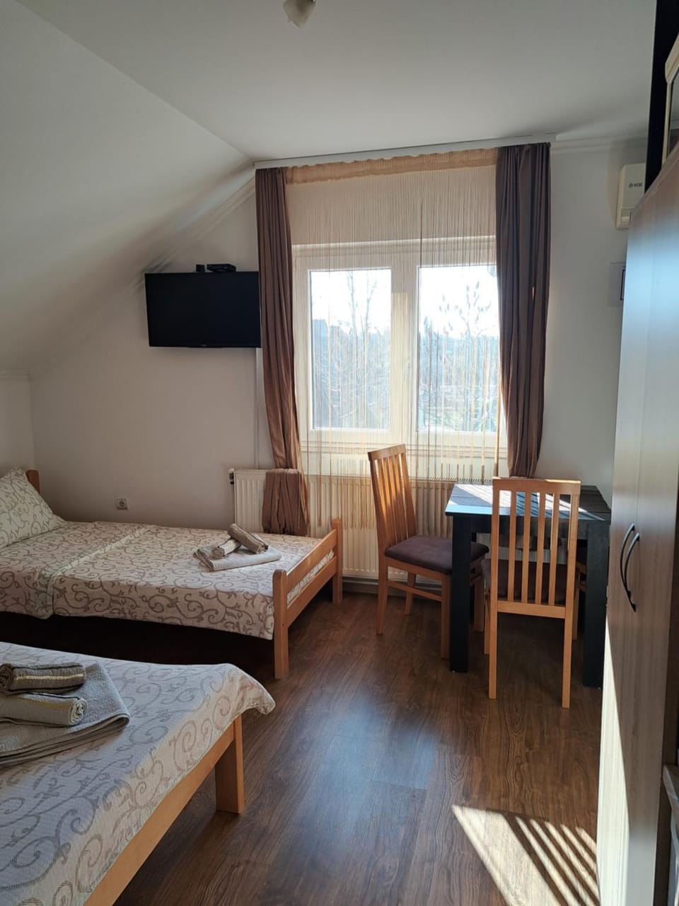 Bed, TV and multimedia, Seating area