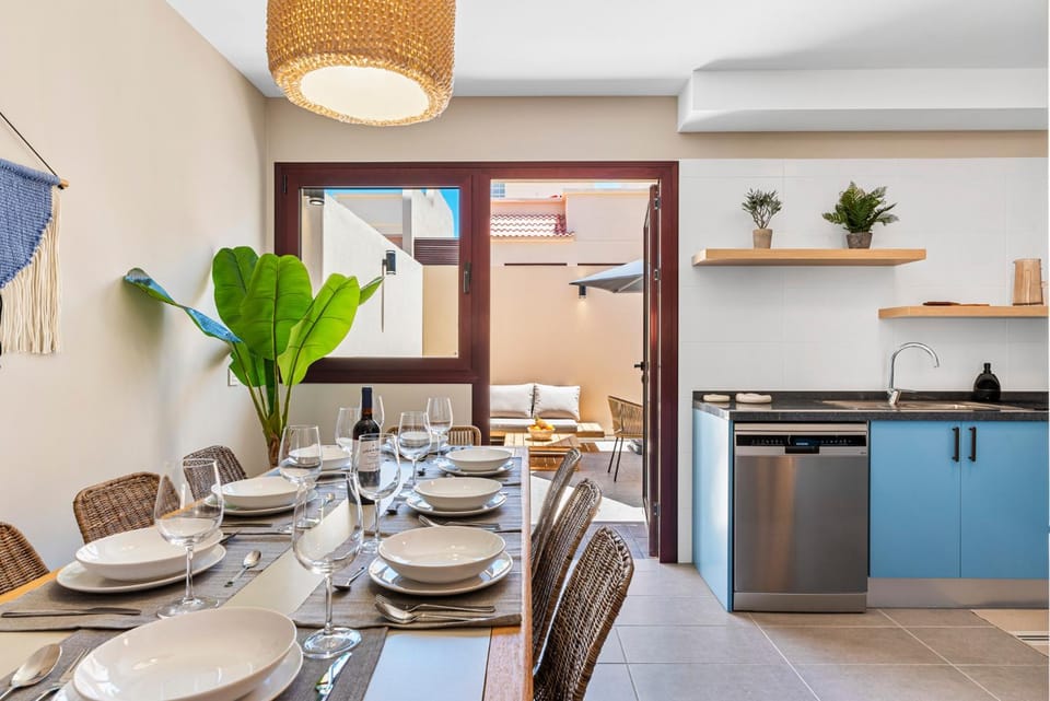 Kitchen or kitchenette, Dining area, dishwasher