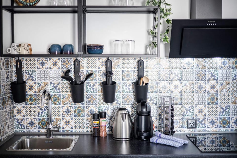 Coffee/tea facilities, Kitchen or kitchenette, stove