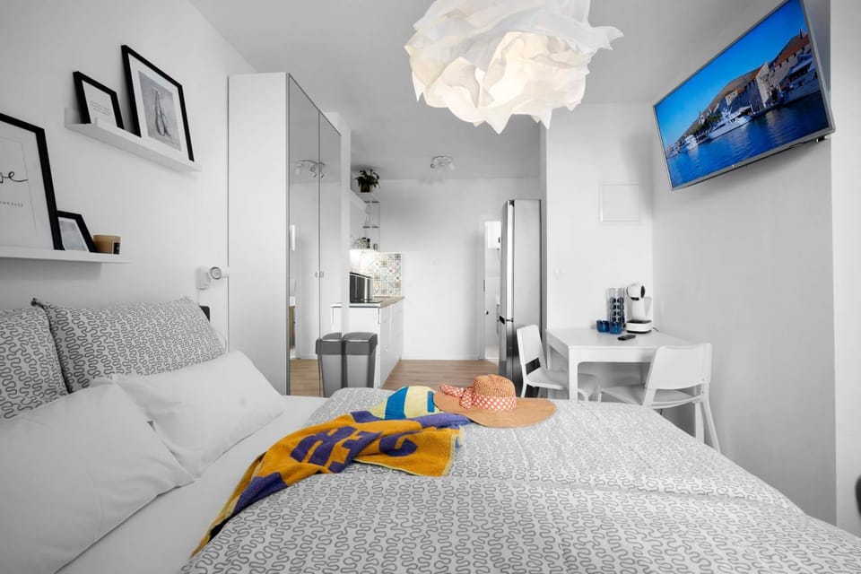 Bed, TV and multimedia, Photo of the whole room, Bedroom, towels