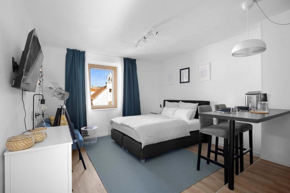 Bed, TV and multimedia, Coffee/tea facilities, Kitchen or kitchenette, Photo of the whole room, Dining area, Bedroom, hair dresser