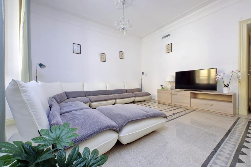 Communal lounge/ TV room, TV and multimedia, Living room, Seating area, Evening entertainment