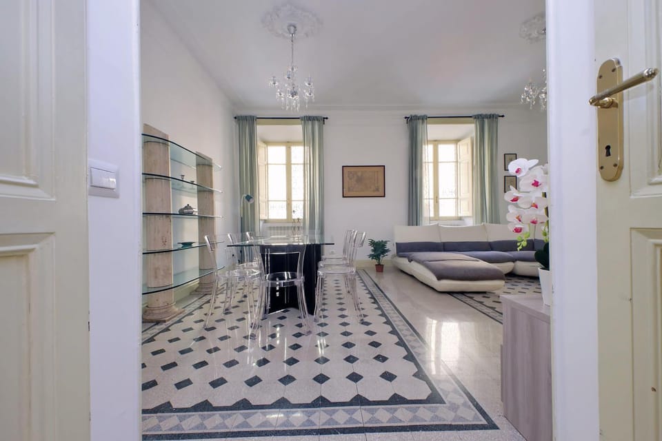 Bed, Living room, Photo of the whole room, Dining area, Bedroom