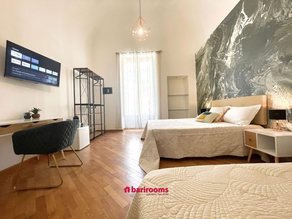 Bed, TV and multimedia, Photo of the whole room, Bedroom
