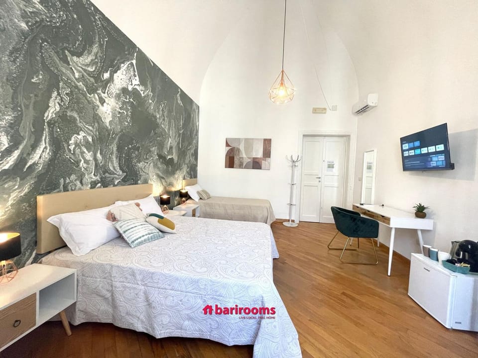 Bed, TV and multimedia, Photo of the whole room, Bedroom