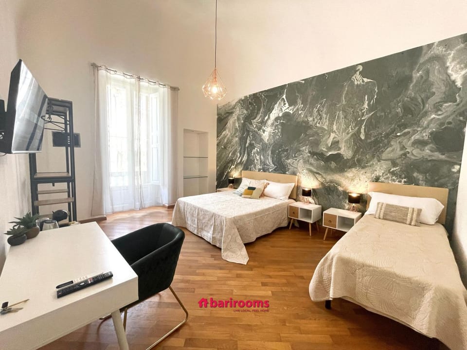 Bed, TV and multimedia, Photo of the whole room, Bedroom