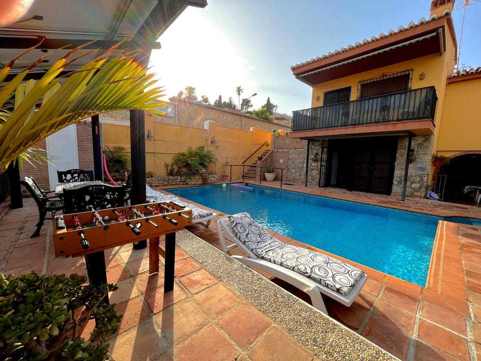 Property building, Patio, Day, Pool view, Swimming pool, Swimming pool, sunbed