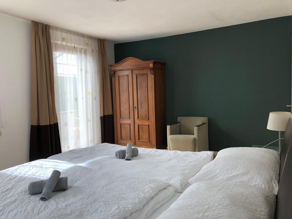 Bed, Photo of the whole room, Decorative detail, Bedroom, wardrobe