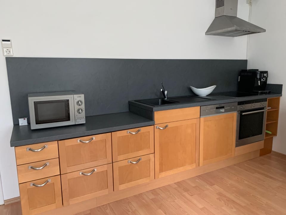 TV and multimedia, Coffee/tea facilities, Kitchen or kitchenette, microwave, stove, kitchen, kitchen