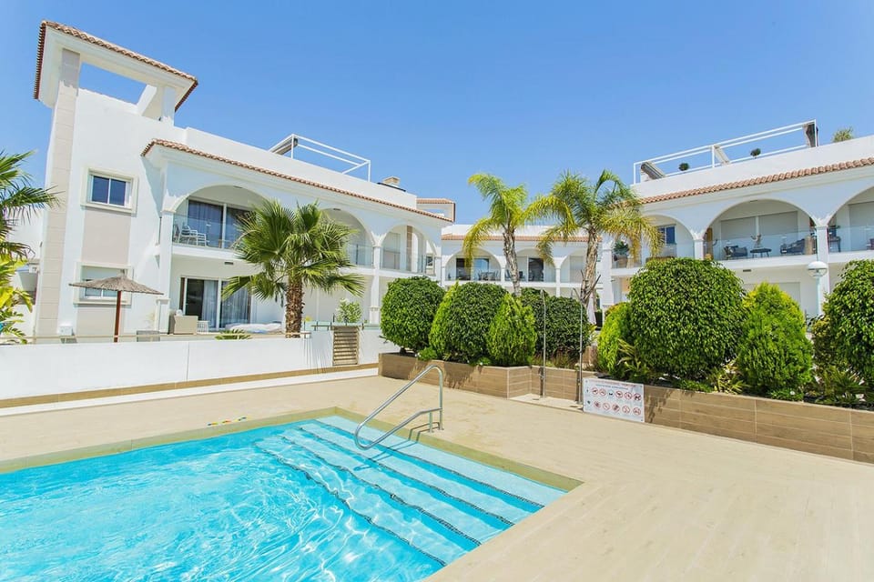 Property building, Garden, Swimming pool