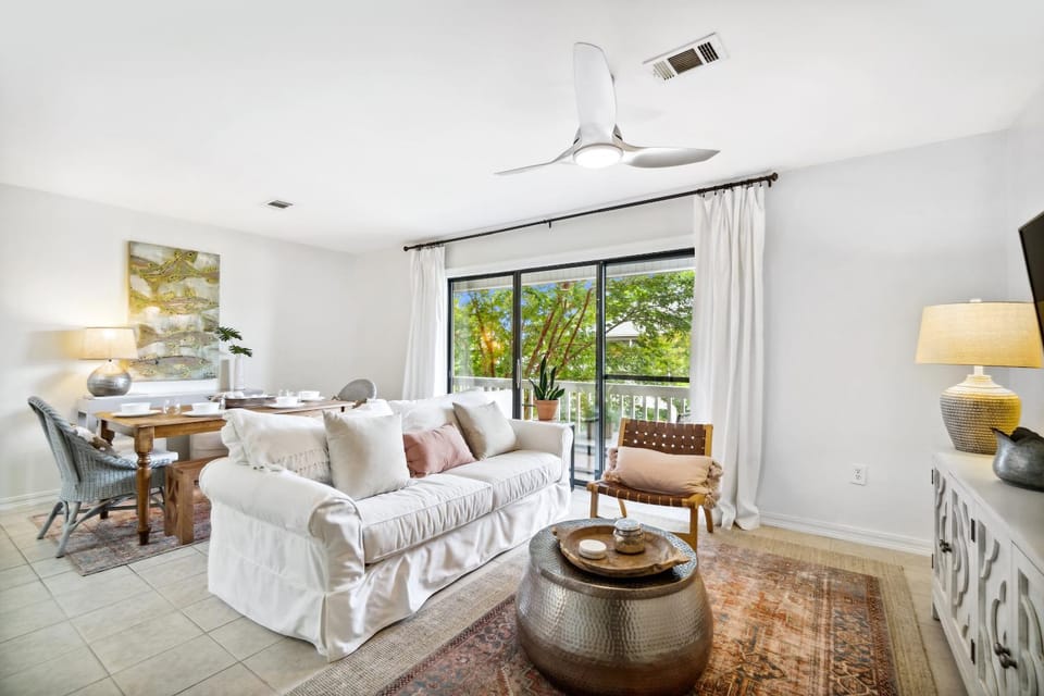 TV and multimedia, View (from property/room), Balcony/Terrace, Living room, Decorative detail, Seating area, Dining area, fireplace
