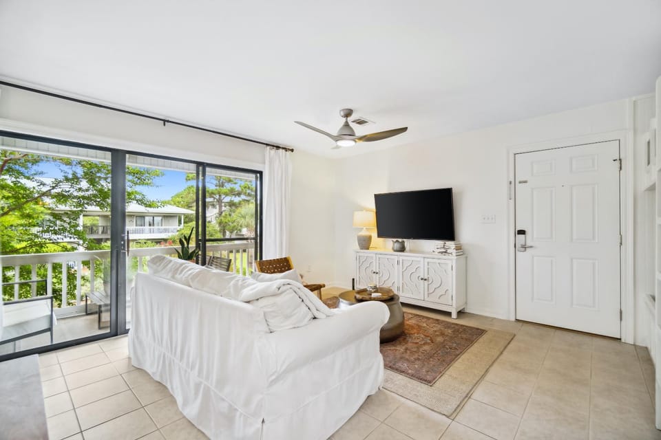 TV and multimedia, View (from property/room), Balcony/Terrace, Living room, Decorative detail, Seating area, fireplace