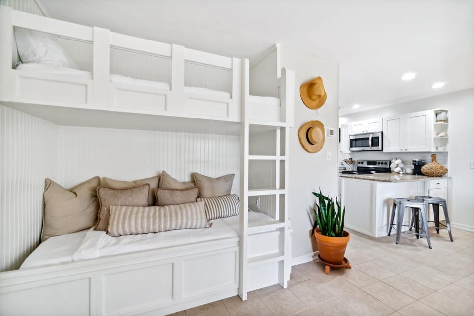 Decorative detail, Area and facilities, bunk bed, kitchen