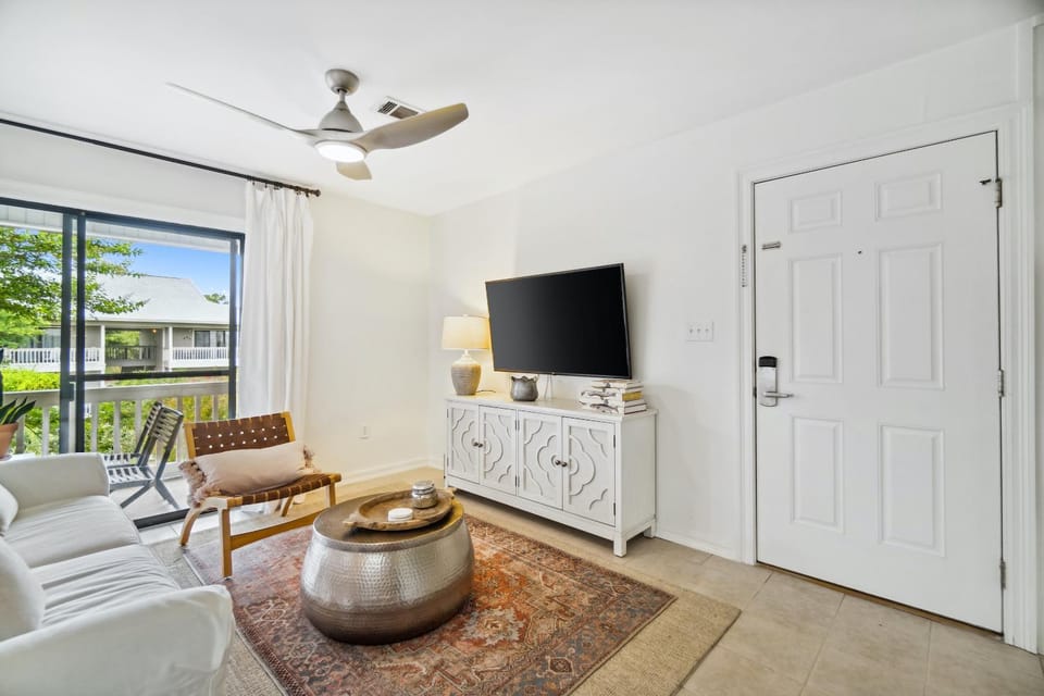 TV and multimedia, View (from property/room), Balcony/Terrace, Living room, Decorative detail, Seating area, fireplace