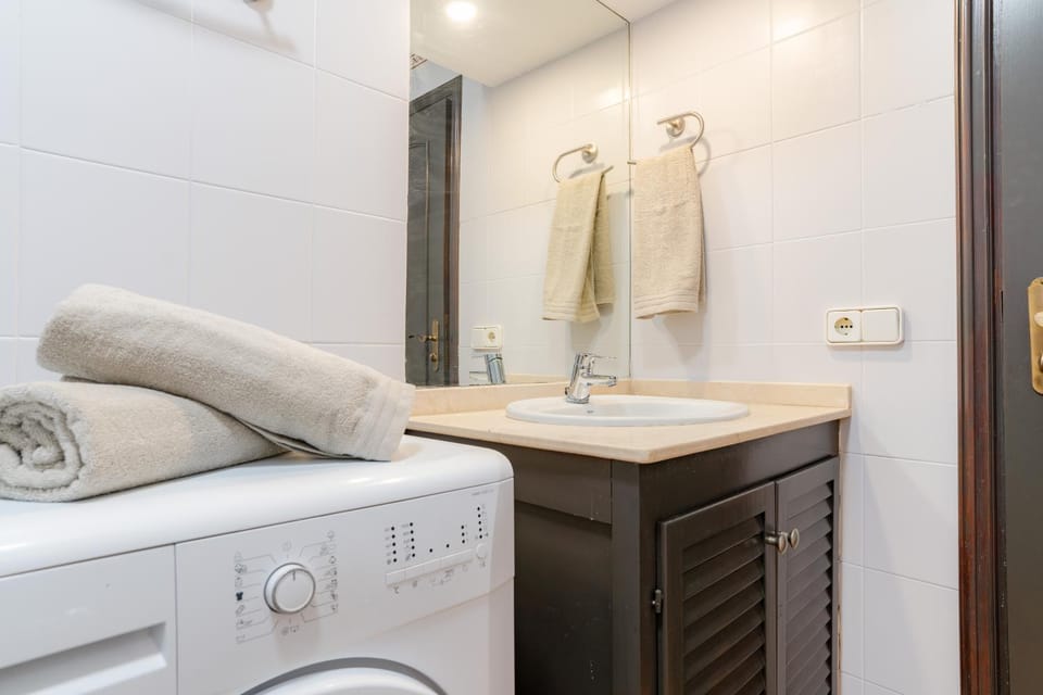 Bathroom, towels, washing machine