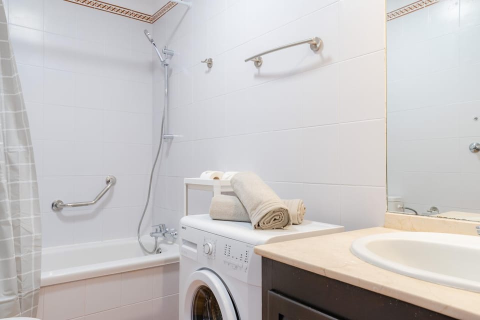 Bathroom, Bath, towels, washing machine