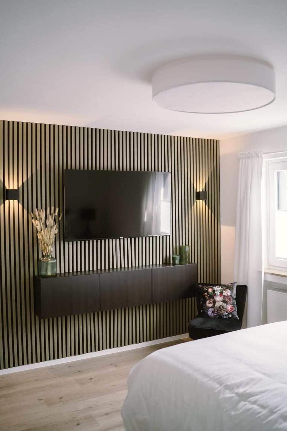 Bed, TV and multimedia, Photo of the whole room, Bedroom