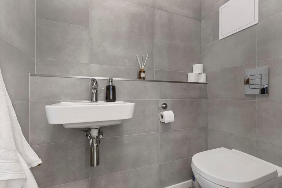 Shower, Toilet