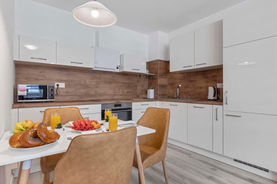 Kitchen or kitchenette, Dining area, oven