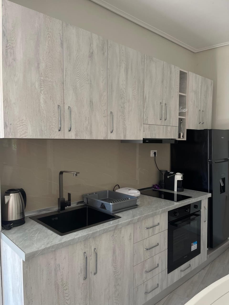 Coffee/tea facilities, Kitchen or kitchenette, dishwasher, stove