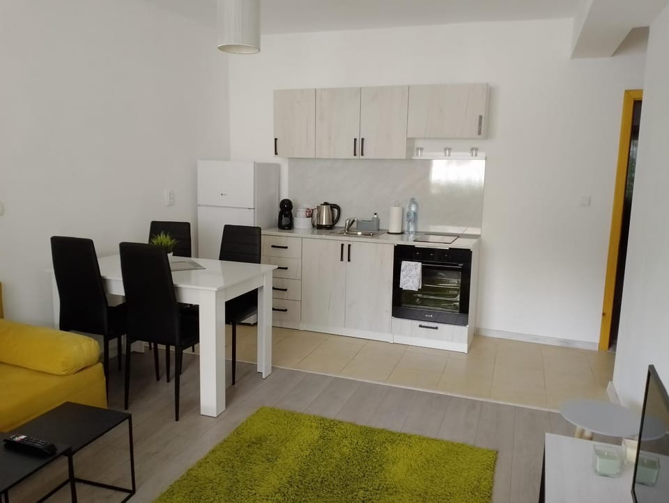 Kitchen or kitchenette, Dining area, pet friendly, stove